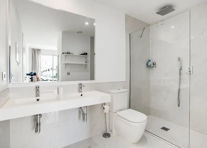 Bel Air - Modern 2br With Terrace, Pool And Close To The